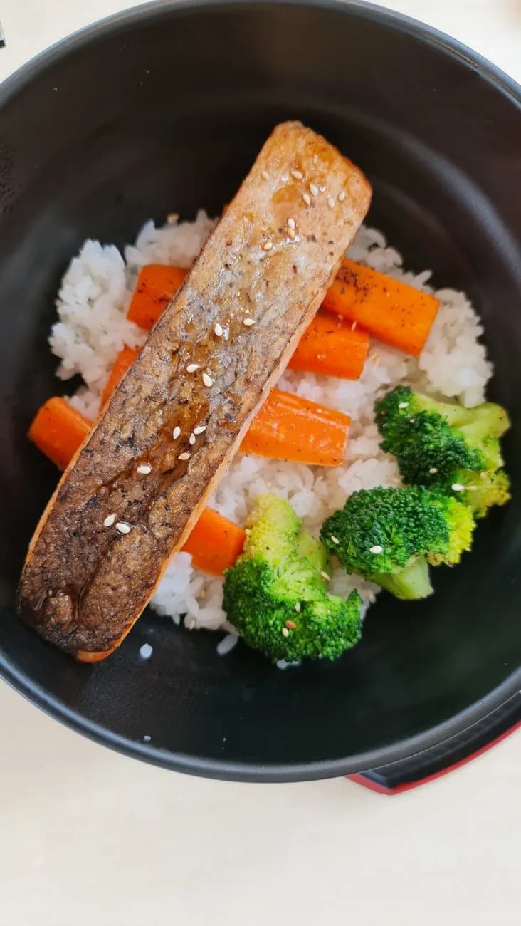 Serving inspiration for Crisp Salmon Broccoli Rice Bowls